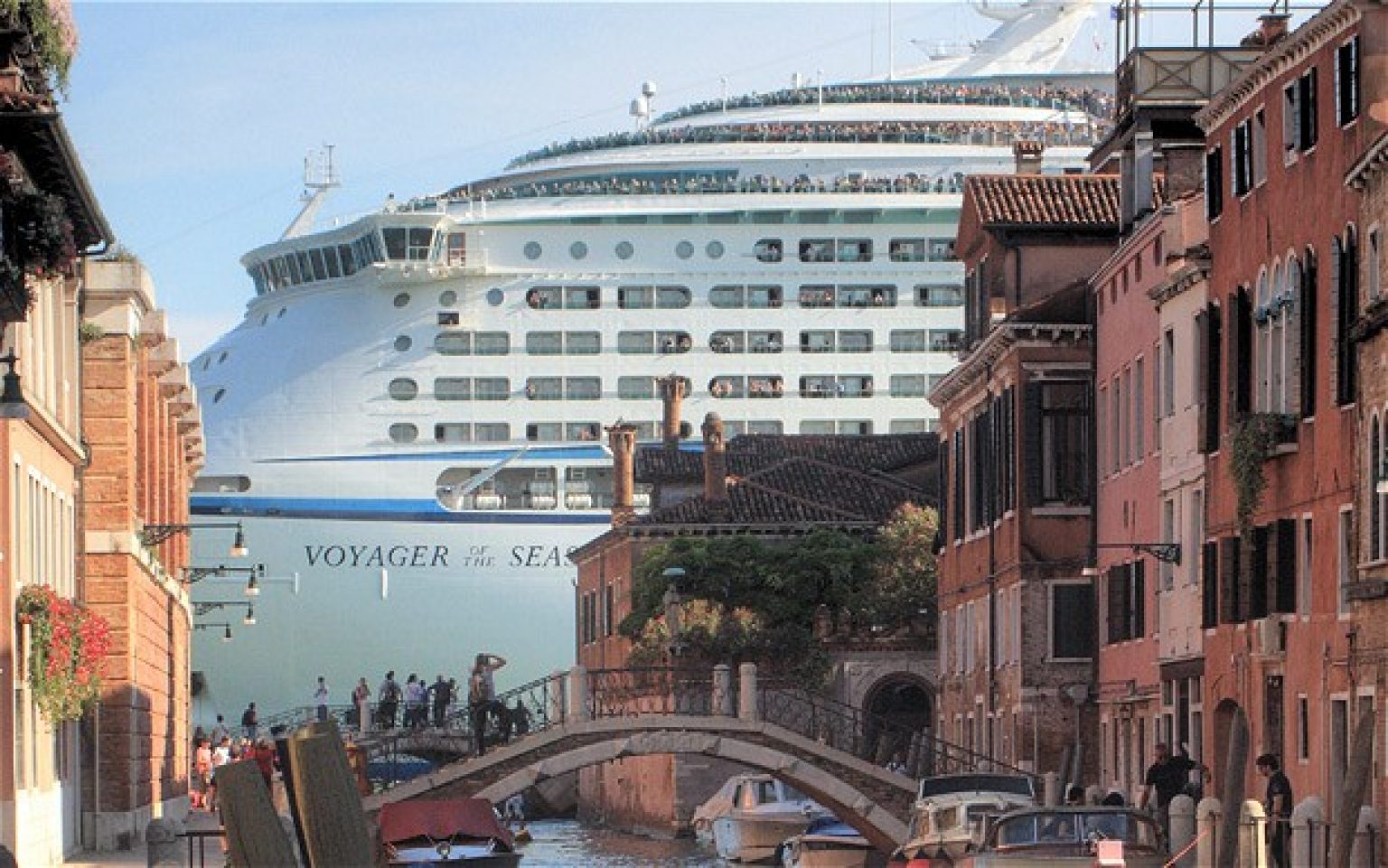 cruise ship in venice canal