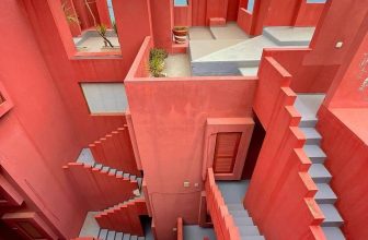 La Muralla Roja, Spanish for The Red Wall